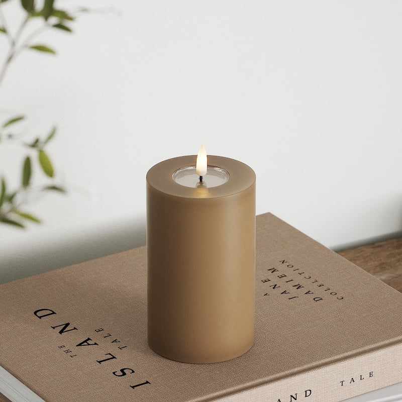 Deluxe Homeart LED Bloklys Ø 7,5 x 12,5 cm Karamel